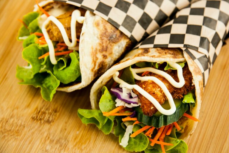 Wraps maison poulet, crudités, houmous et curry doux