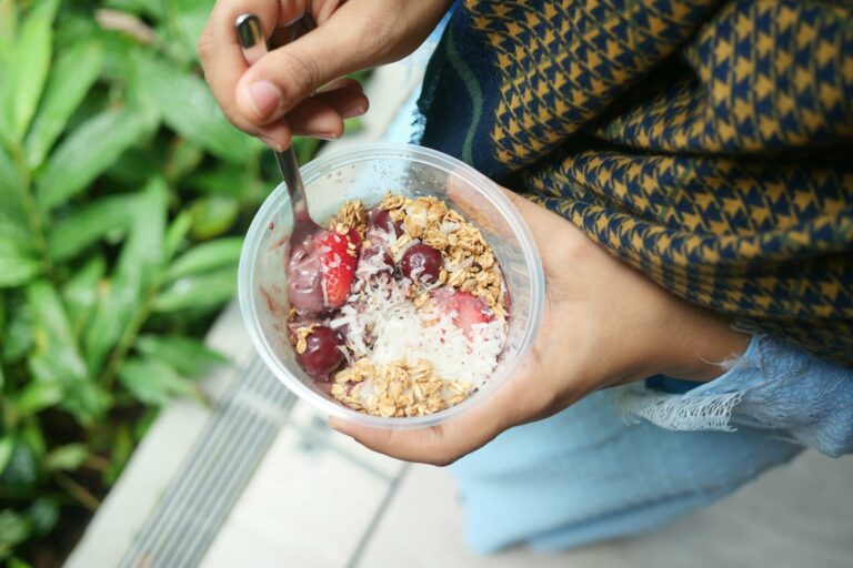 Porridge d’avoine au lait végétal, fruits rouges et noix de coco