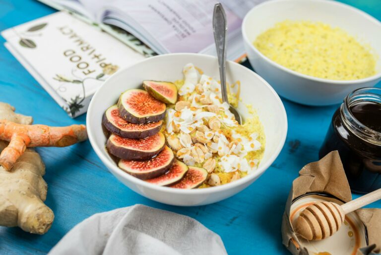 Bowl cake minute avoine, fruits secs et miel