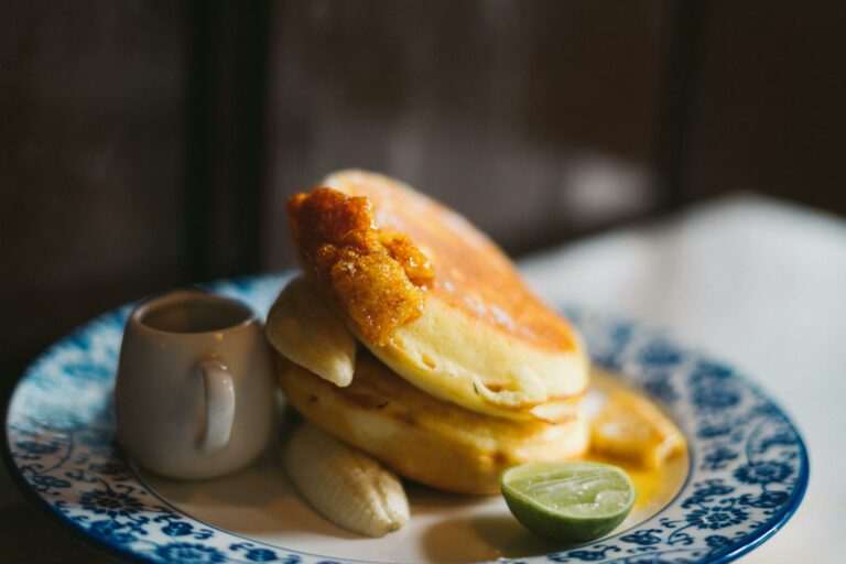 Pancakes flocons d’avoine, banane et compote (sans sucre ajouté)