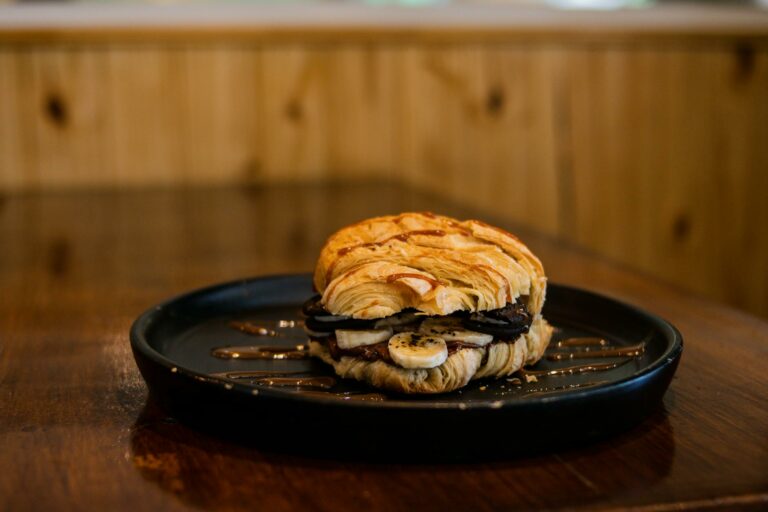 Sandwich trail : pain complet, purée d’amande, banane, graines de chia