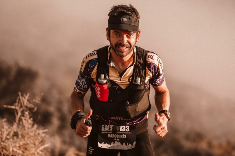 Gilet d’hydratation Salomon Active Skin 4 noir présenté de dos, avec poches avant et rangements pour trail running estival.