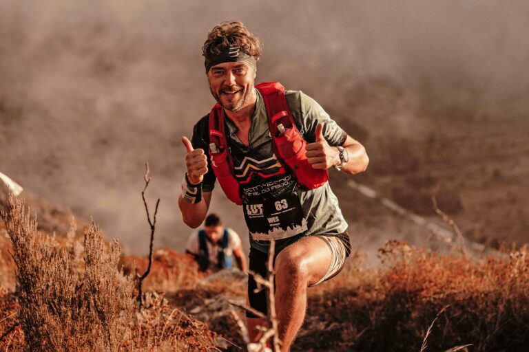 Coureurs de trail en montagne sur un sentier alpin, dans l’esprit des Championnats d’Europe Off-Road 2026 à Kamnik.