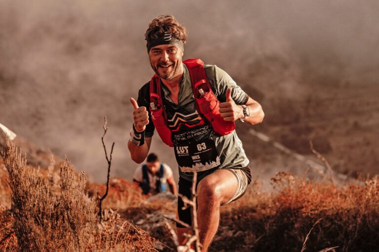 Coureur d’ultra-trail sur un sentier de montagne au lever du jour, dans l’esprit de la Western States 2026.
