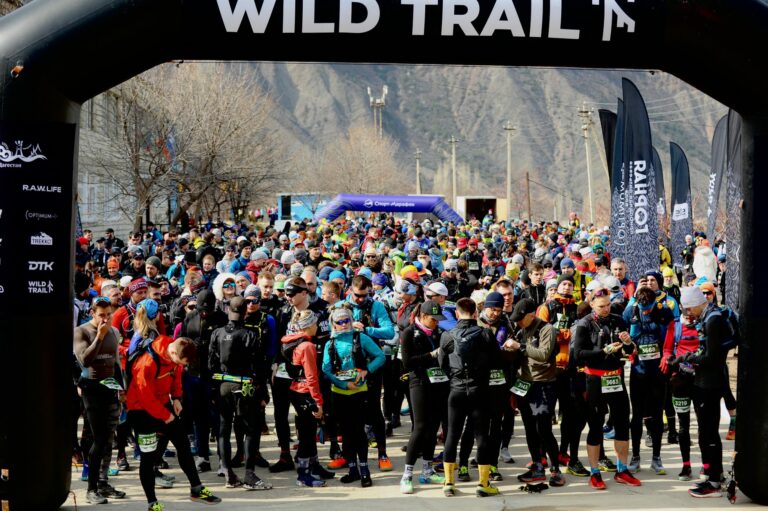 Peloton de coureurs ralenti sur un sentier étroit en montagne lors d’un trail
