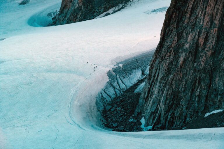 Traileur sur un sentier alpin face aux glaciers du Tyrol