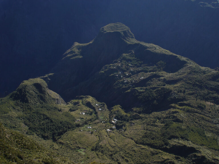 Le Bronchard et les habitations de Roche Plate dans le cirque de Mafate, vus du Maïdo